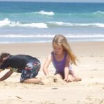 Enfants à la plage dans le sud